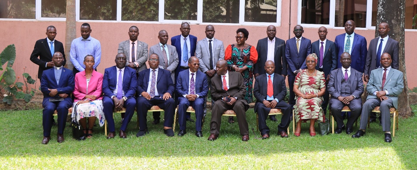 Eine Gruppe analysiert Dokumente und Daten - metaphorisch für die sorgfältige Prüfung von Bonusbedingungen.