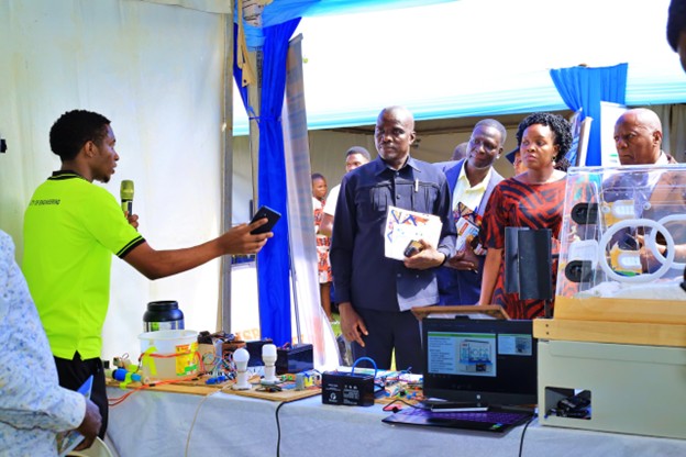 Mr. Morris Nduwayo explaining his innovation to the Expo organizing committee 