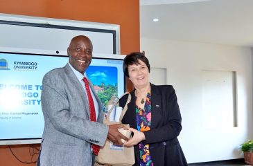 The Vice Chancellor, Prof. Eli Katunguka and the Rector of BOKU, Dr. Eva Schulev-Steindl, exchanging memorabilia after the partnership meeting